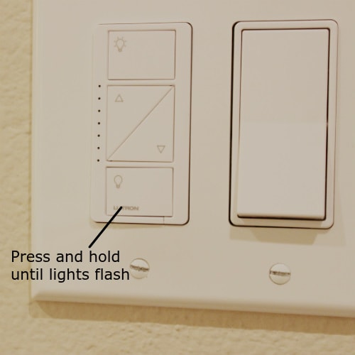 Lutron caseta deals light flashing